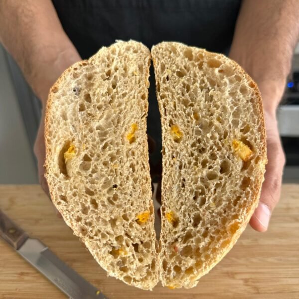Pan de cerveza negra, naranja confitada y chile