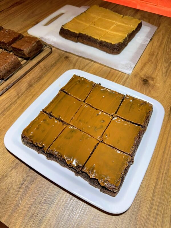Brownie Con cobertuda de dulce de leche