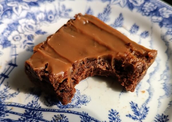 Brownie Con cobertuda de dulce de leche